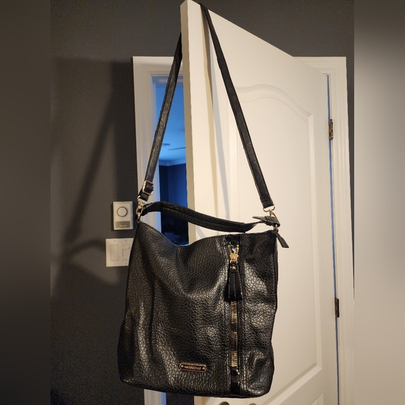 Elegant Black Textured Shoulder Bag - Picture 2 of 5